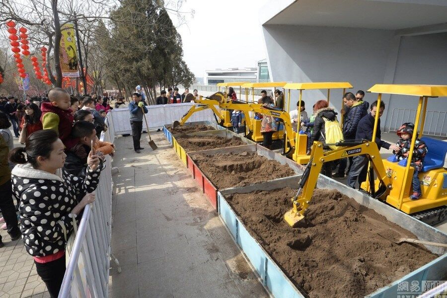 混凝土、娃娃版挖掘機(jī)、起重機(jī)