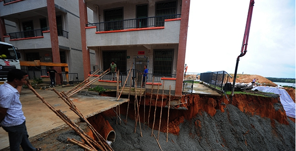 混凝土、民房?jī)A斜