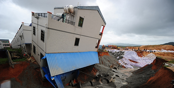 混凝土、民房?jī)A斜