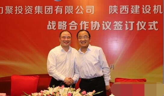 近日，陜建機(jī)械與安徽力聚簽訂戰(zhàn)略合作協(xié)議，陜建機(jī)械董事長(zhǎng)楊宏軍，副總經(jīng)理、營(yíng)銷總監(jiān)賀衛(wèi)東，安徽力聚投資集團(tuán)董事長(zhǎng)宋執(zhí)壽，黨支部書記陳邦勤以及安徽潤(rùn)路公司總經(jīng)理杜永龍等單位領(lǐng)導(dǎo)出席了會(huì)議