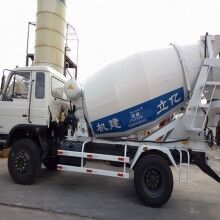河南攪拌罐車生產(chǎn)廠家，億立實(shí)業(yè)4m3混凝土罐車專賣